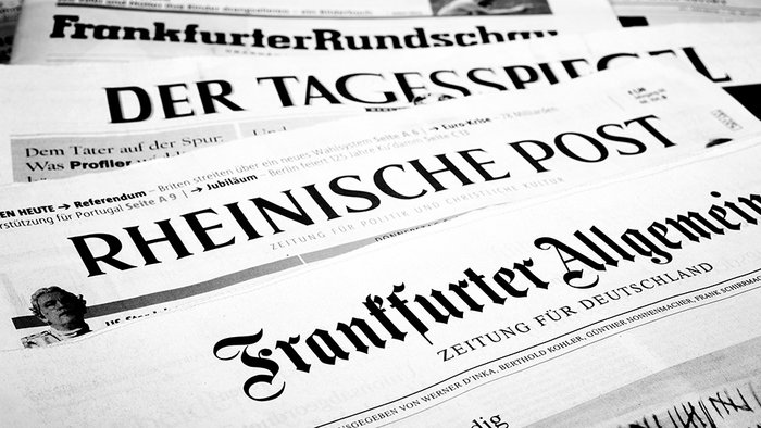 Zeitungen, die übereinander liegen.