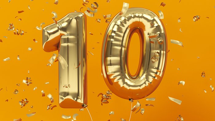 Zwei Zahlenluftballons Nummer 10 mit Konfetti