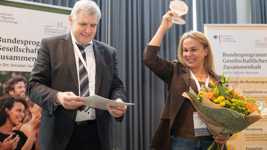 Ein Mann und eine Frau stehen auf einer Bühne.