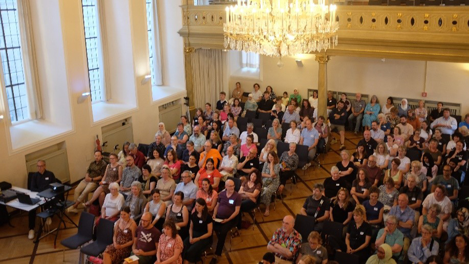 Ein Blick in das Zuhörerplenum von oben