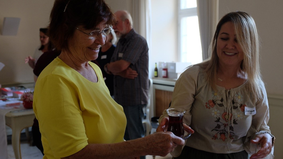 Zwei Frauen unterhalten sich bei einem Glas Tee