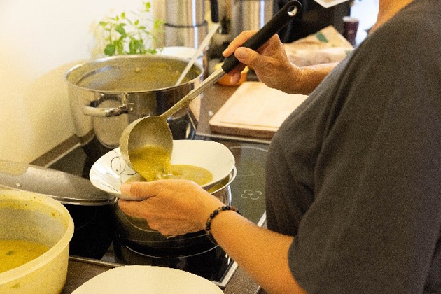 Eine Suppe wird in einen Teller geschüttet