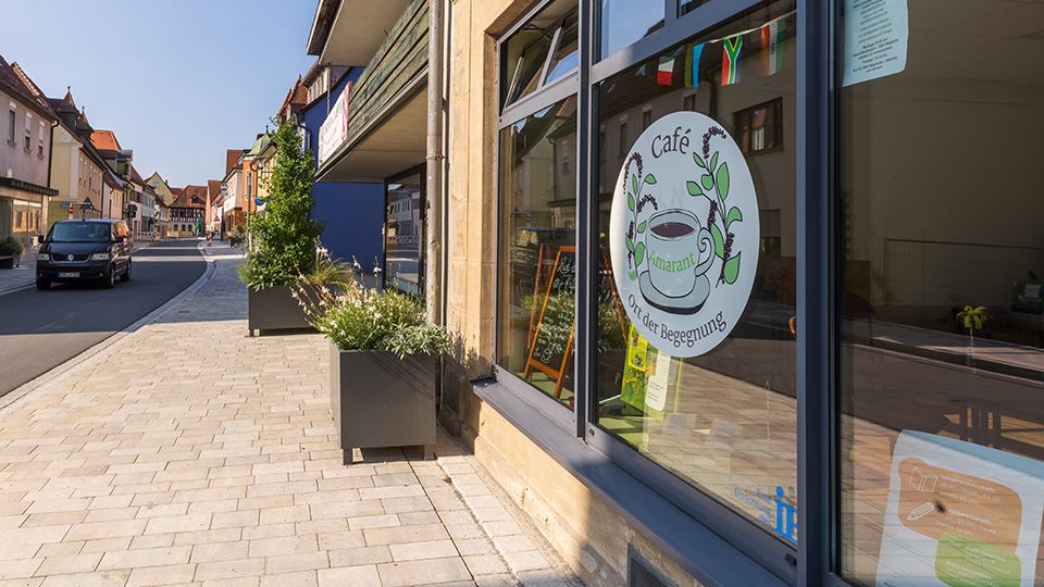 Die Fensterfront des Cafés