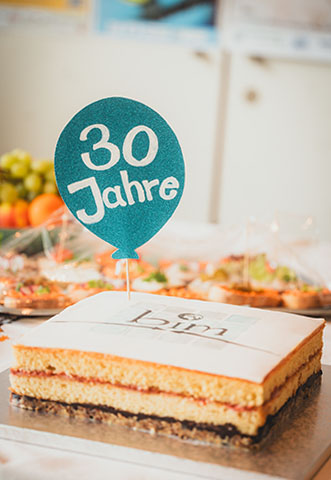 Ein Stück Kuchen mit 30 Jahre - Fähnchen