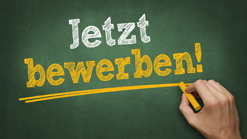 Kreidetafel mit der Aufschrift "Jetzt bewerben!" 