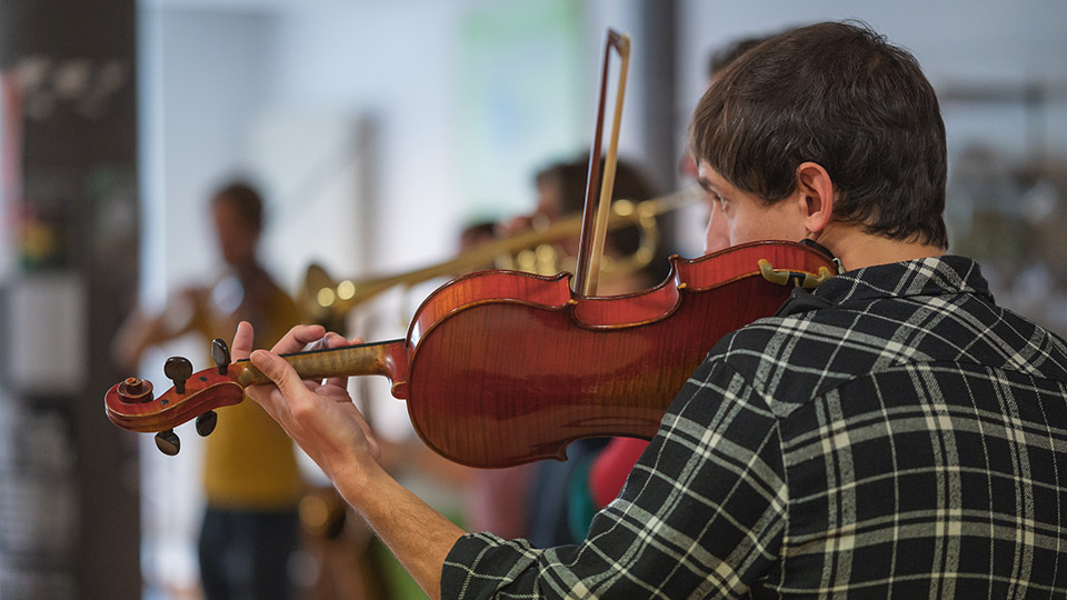 Nahaufnahme eines Violinisten.