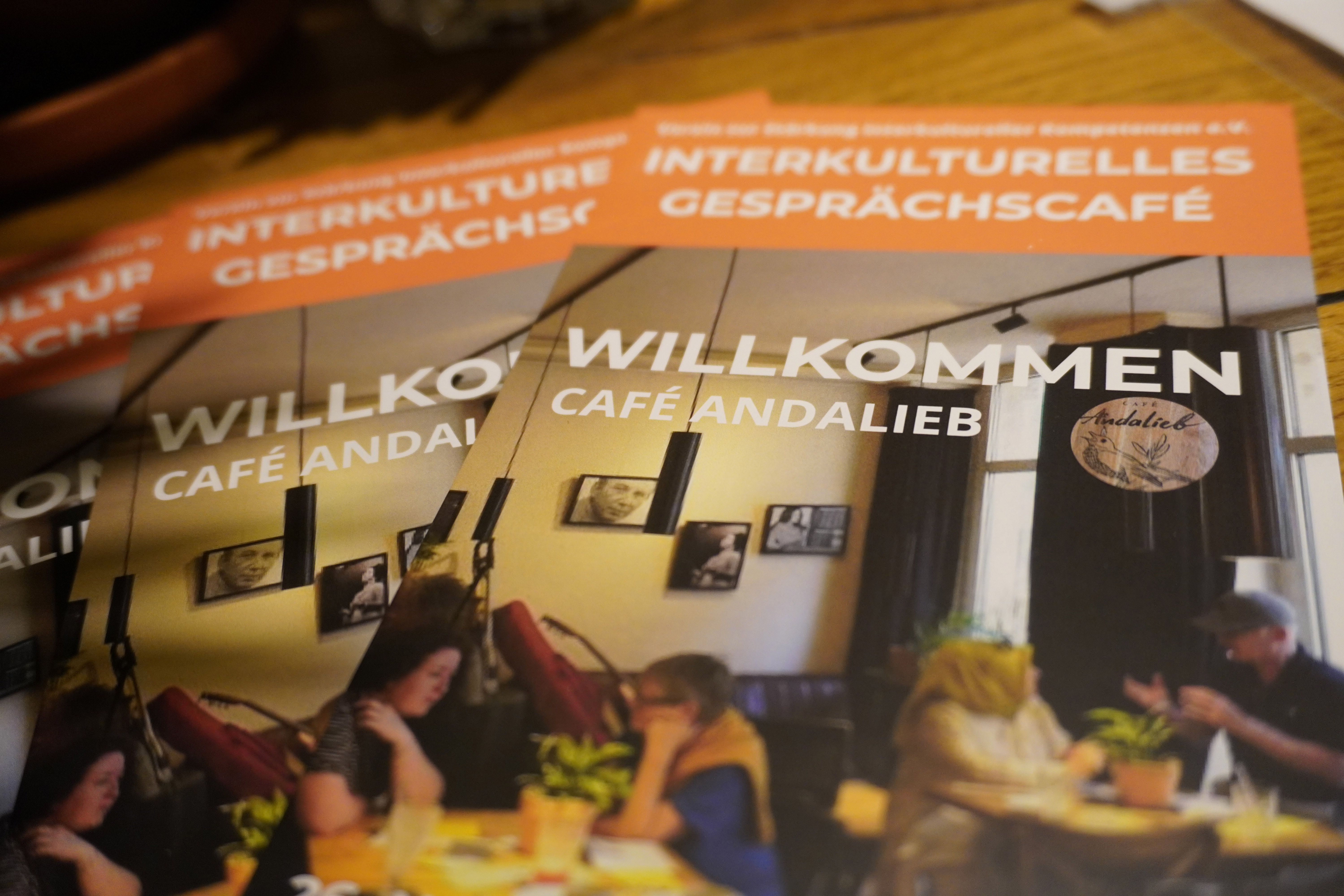 Mehrere Flyer liegen nebeneinander aufgefächert auf einem Tisch