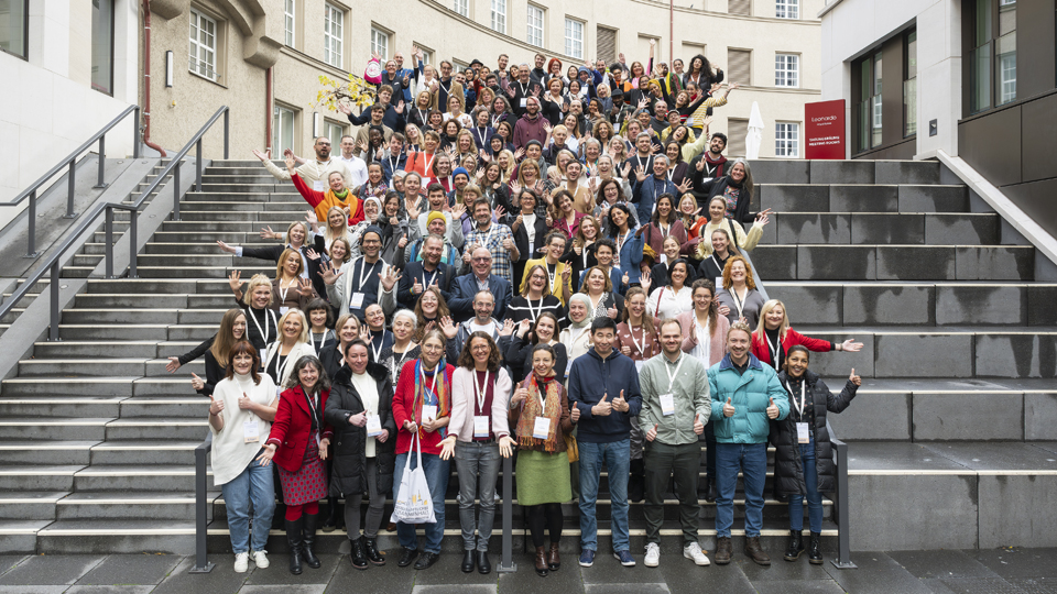 Gruppenbild auf einer Außentreppe