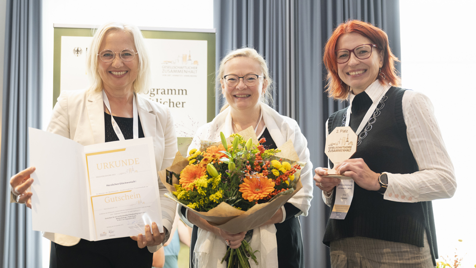 Drei Frauen stehen nebeneinander.