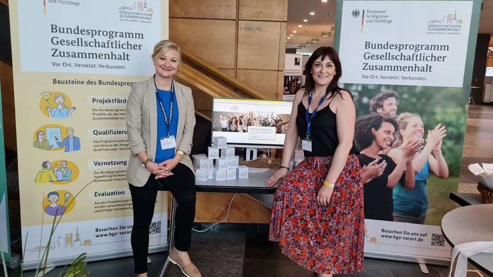 Zwei Frauen stehen an einem Messestand